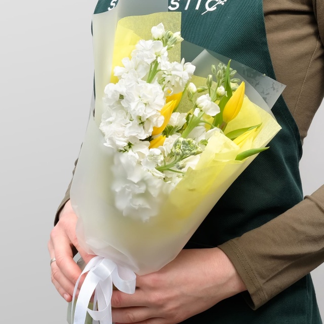 Букет из Тюльпанов и Маттиолы «Нежный комплимент» Букет из Тюльпанов и Маттиолы «Нежный комплимент»