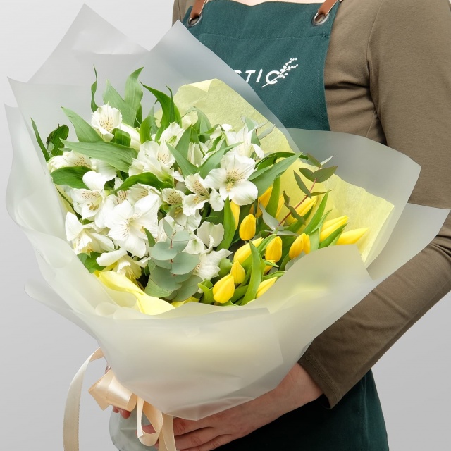 Букет из Альстромерий и Тюльпанов «Белое Солнце» Букет из Альстромерий и Тюльпанов «Белое Солнце»
