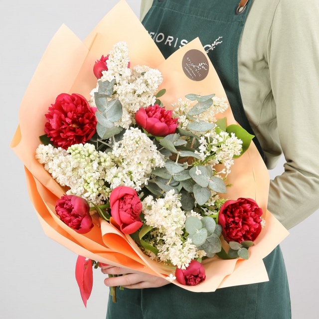 Букет из Пиона и Сирени «Летний вихрь» Букет из Пиона и Сирени «Летний вихрь»