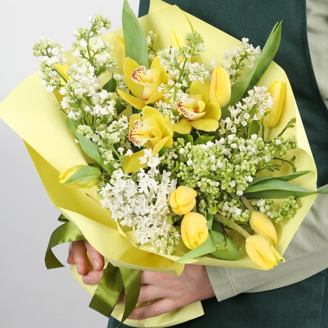 Букет из Сирени, Тюльпанов и Орхидей «Утренние лучи» Букет из Сирени, Тюльпанов и Орхидей «Утренние лучи»