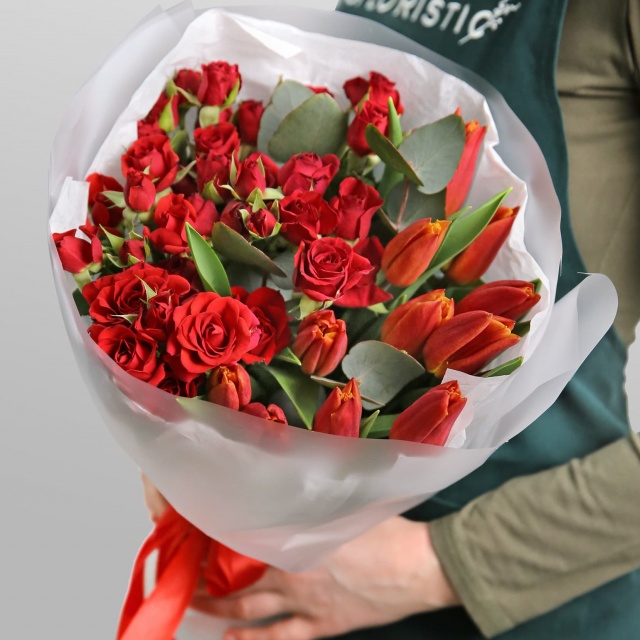 Букет из Тюльпанов и кустовых Роз «Экспрессия» Букет из Тюльпанов и кустовых Роз «Экспрессия»
