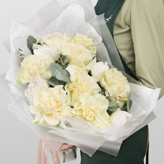 Букет из Пионов и Роз Эквадор «Сияние луны» Букет из Пионов и Роз Эквадор «Сияние луны»