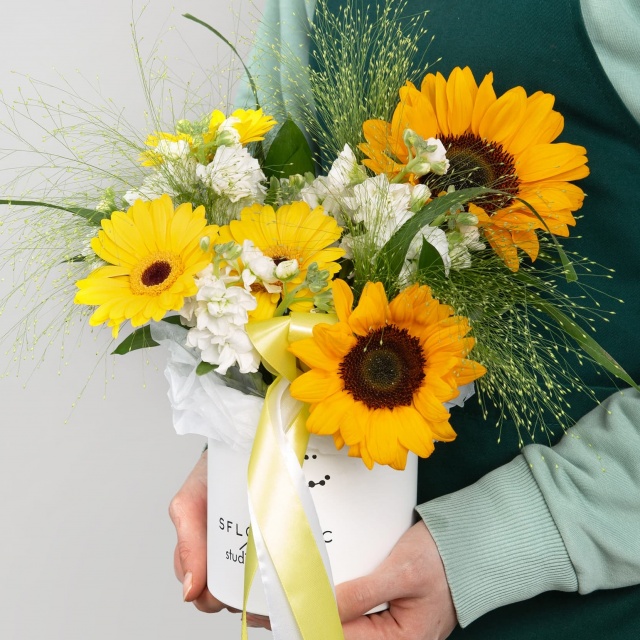 Композиция из Гермини, Подсолнуха и Маттиолы «Звуки Лета» Композиция из Гермини, Подсолнуха и Маттиолы «Звуки Лета»