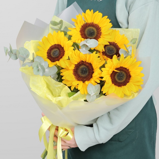 Букет из Подсолнухов «Солнечный вальс» с эвкалиптом Букет из Подсолнухов «Солнечный вальс» с эвкалиптом