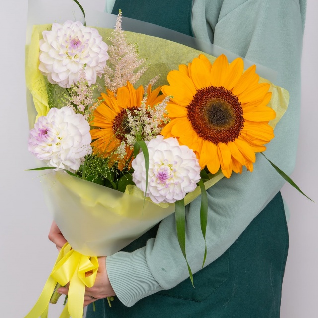 Букет из Георгин и Подсолнуха «Радужный сон» Букет из Георгин и Подсолнуха «Радужный сон»