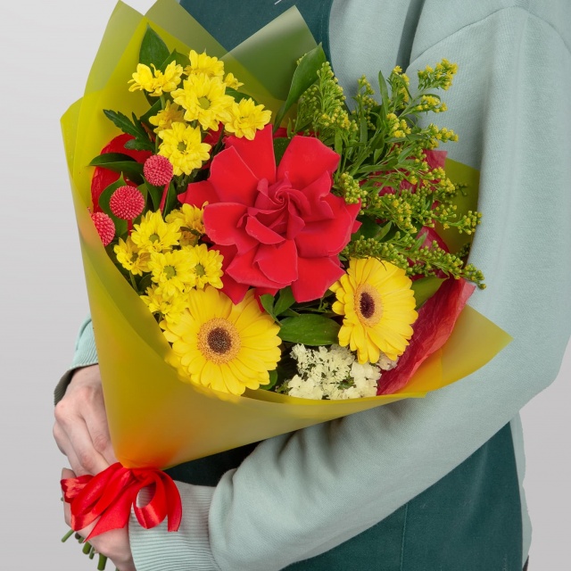 Букет из Роз, Гермини и Хризантем «Цветочный Праздник» Букет из Роз, Гермини и Хризантем «Цветочный Праздник»