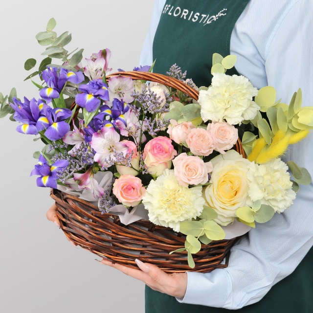 Композиция из Роз, Альстромерий и Ирисов «Арфа весны» Композиция из Роз, Альстромерий и Ирисов «Арфа весны»