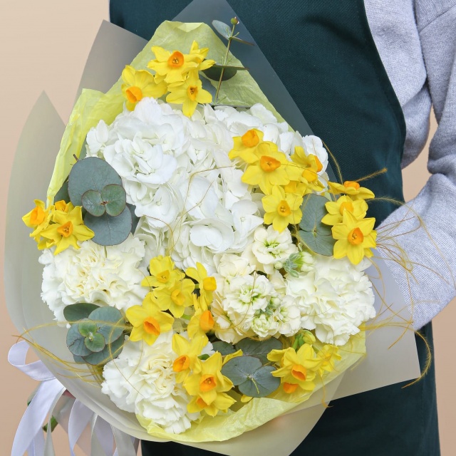 Букет из Нарцисса, Диантуса и Гортензии «Цветочная увертюра» Букет из Нарцисса, Диантуса и Гортензии «Цветочная увертюра»