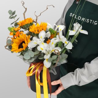 Композиция из Подсолнухов и Ирисов в шляпной коробке «Танец полей» Композиция из Подсолнухов и Ирисов в шляпной коробке «Танец полей»