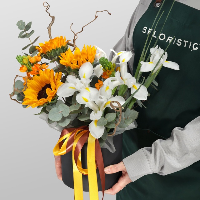 Композиция из Подсолнухов и Ирисов в шляпной коробке «Танец полей» Композиция из Подсолнухов и Ирисов в шляпной коробке «Танец полей»