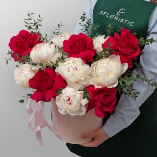 Композиция из Пионов и Роз Эквадор в шляпной коробке «Лед и пламя» Композиция из Пионов и Роз Эквадор в шляпной коробке «Лед и пламя»