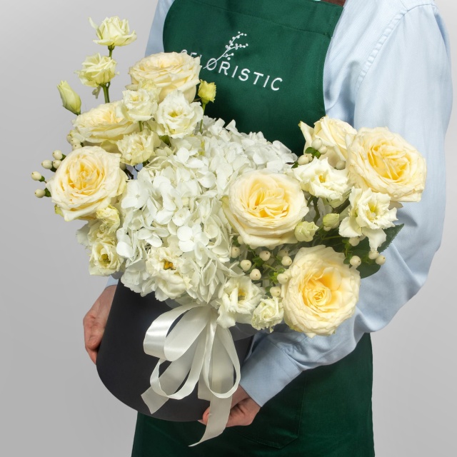 Композиция из Роз Эквадор, Гортензий и Эустом в шляпной коробке «Танец нежности» Композиция из Роз Эквадор, Гортензий и Эустом в шляпной коробке «Танец нежности»