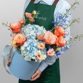 Композиция из Роз Эквадор, Гортензий и Дельфиниума в шляпной коробке «Морская акварель» Композиция из Роз Эквадор, Гортензий и Дельфиниума в шляпной коробке «Морская акварель»