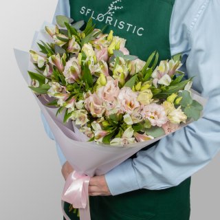 Букет из Альстромерий и Лизиантуса «Свет внутри» Букет из Альстромерий и Лизиантуса «Свет внутри»