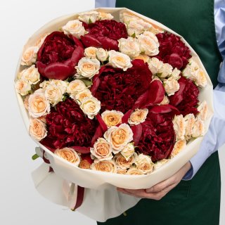 Букет из Пионов и кустовых Роз «Бургундский шелк» Букет из Пионов и кустовых Роз «Бургундский шелк»