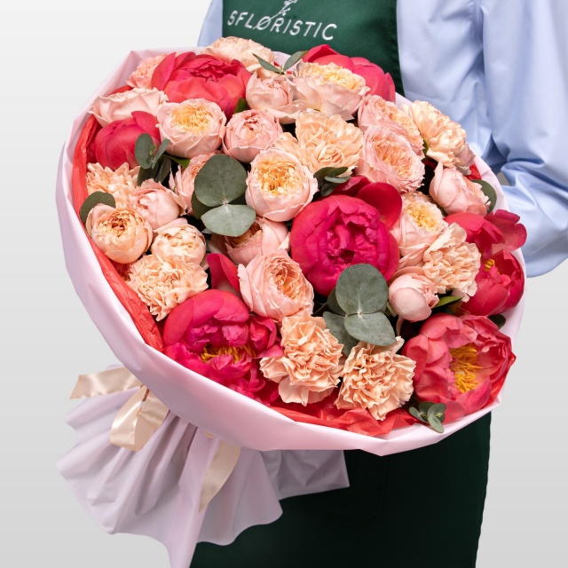 Букет из Пионов, кустовых Роз и Диантусов «Сладкое пламя» Букет из Пионов, кустовых Роз и Диантусов «Сладкое пламя»