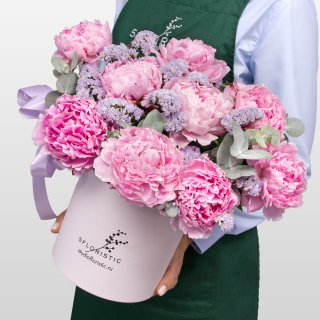 Композиция из Пионов и Статицы в шляпной коробке «Парижская дымка» Композиция из Пионов и Статицы в шляпной коробке «Парижская дымка»