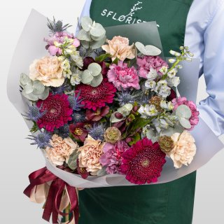 Букет из Гвоздик, Гербер и Дельфиниума «Винтажный Шик» Букет из Гвоздик, Гербер и Дельфиниума «Винтажный Шик»