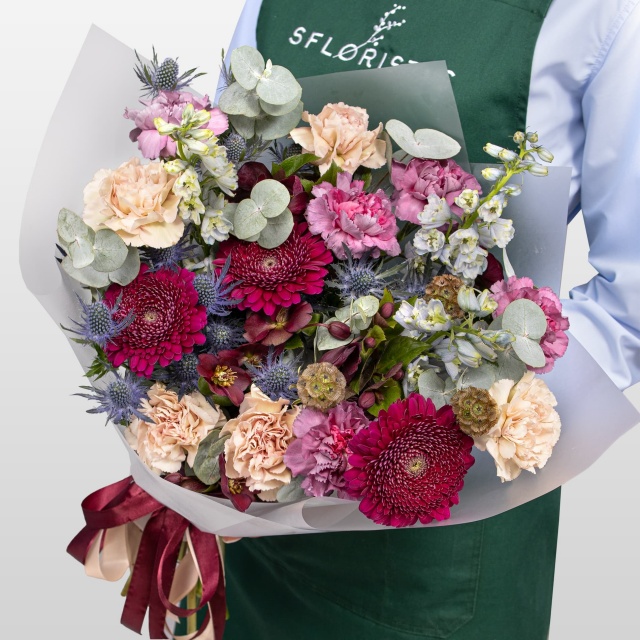 Букет из Гвоздик, Гербер и Дельфиниума «Винтажный Шик» Букет из Гвоздик, Гербер и Дельфиниума «Винтажный Шик»