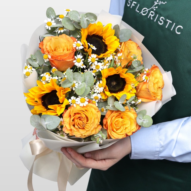 Букет из Подсолнухов, Ромашек и Роз «Жёлтое настроение» Букет из Подсолнухов, Ромашек и Роз «Жёлтое настроение»