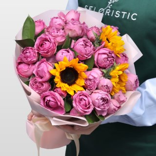 Букет из Кустовых роз и Подсолнухов «Солнечный танец» Букет из Кустовых роз и Подсолнухов «Солнечный танец»