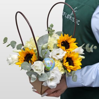 Композиция из Подсолнухов, Гвоздик и Эустомы в сумочке «Дорога к знаниям» Композиция из Подсолнухов, Гвоздик и Эустомы в сумочке «Дорога к знаниям»