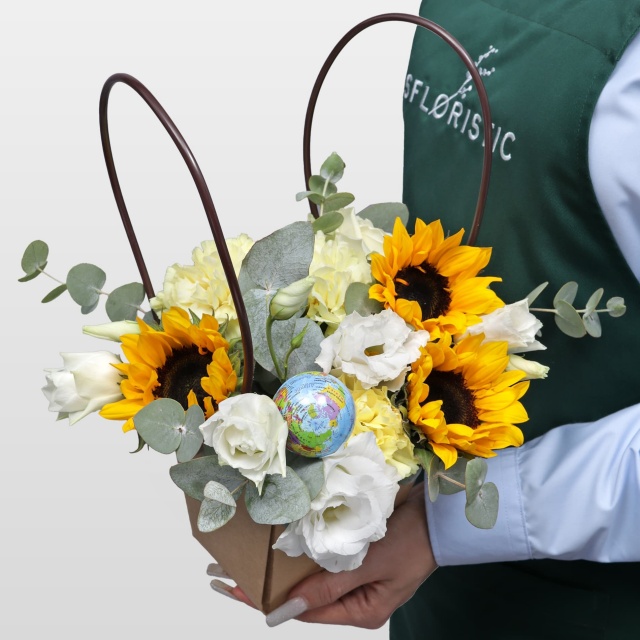 Композиция из Подсолнухов, Гвоздик и Эустомы в сумочке «Дорога к знаниям» Композиция из Подсолнухов, Гвоздик и Эустомы в сумочке «Дорога к знаниям»