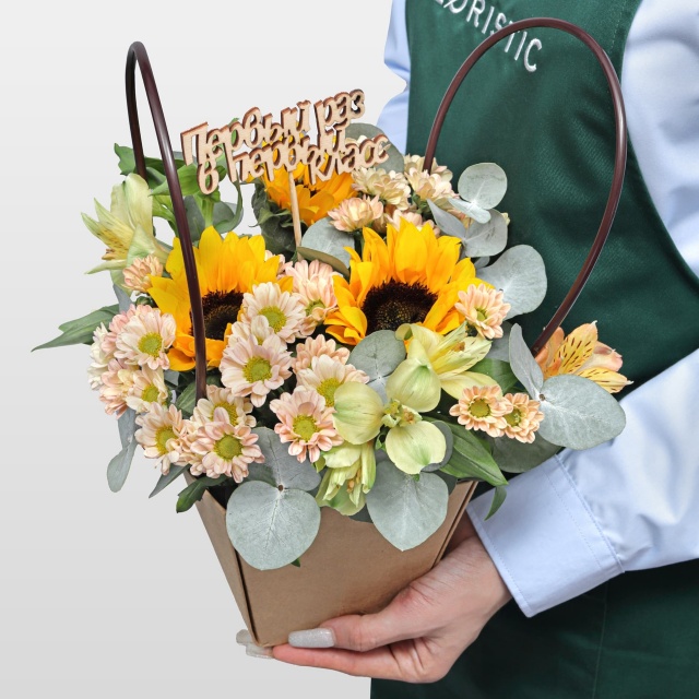 Композиция из Подсолнухов, Альстромерий и Сантини в сумочке «Первый звонок» Композиция из Подсолнухов, Альстромерий и Сантини в сумочке «Первый звонок»