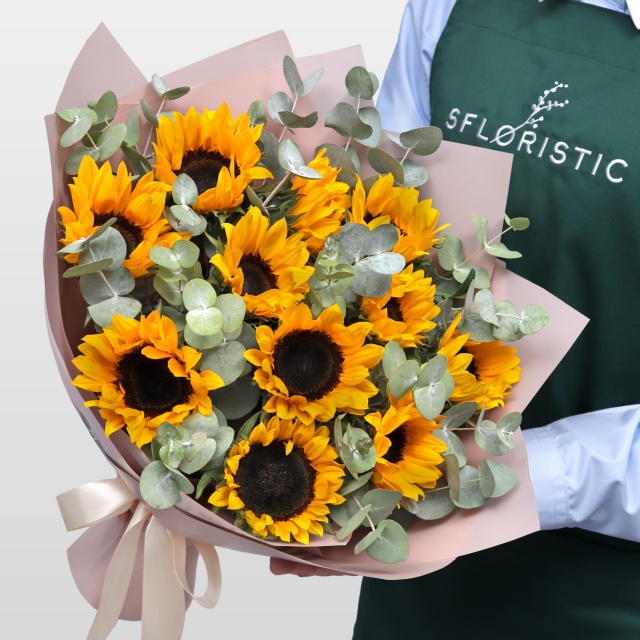 Букет из Подсолнухов и Эвкалипта «Летний свет» Букет из Подсолнухов и Эвкалипта «Летний свет»