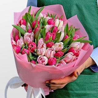 Букет из нежно-розовых и малиновых Тюльпанов 51 шт «Закат на Ривьере» Букет из нежно-розовых и малиновых Тюльпанов 51 шт «Закат на Ривьере»