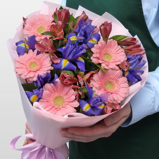 Букет из Ирисов и Гермини «Фея Королева» Букет из Ирисов и Гермини «Фея Королева»