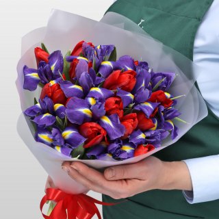 Букет из Тюльпанов и Ирисов «Ради Амура» Букет из Тюльпанов и Ирисов «Ради Амура»