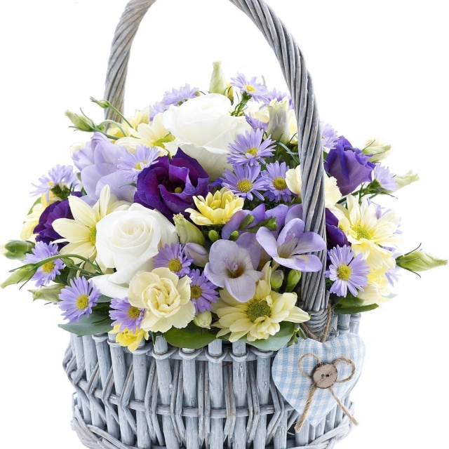 Композиция из Розы, Фрезии и Лизиантуса в корзине «Корзина для мальчика» Композиция из Розы, Фрезии и Лизиантуса в корзине «Корзина для мальчика»