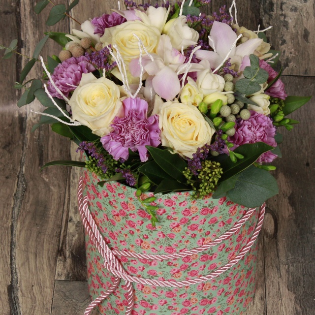 Композиция из Роз, Гвоздик и Фрезии в шляпной коробке «Улыбка феи» Композиция из Роз, Гвоздик и Фрезии в шляпной коробке «Улыбка феи»