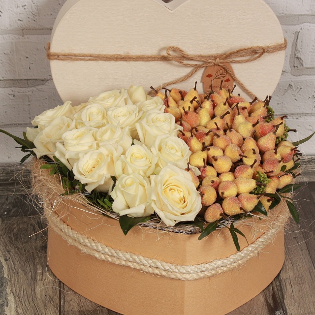Композиция из Роз и Искусственных Груш в коробке «Любящее сердце» Композиция из Роз и Искусственных Груш в коробке «Любящее сердце»