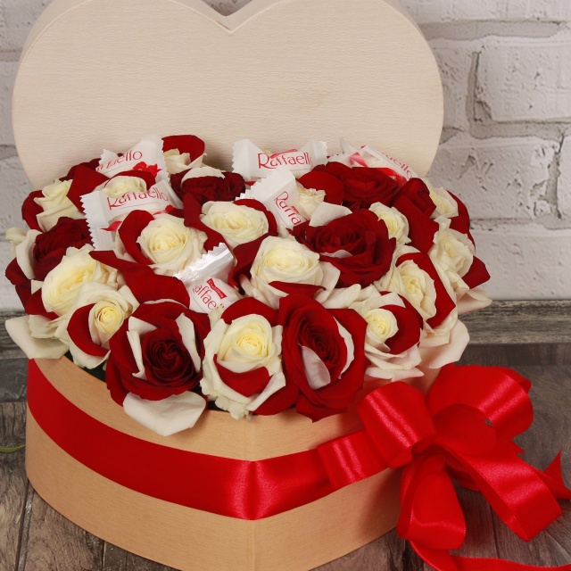 Композиция из Роз и Конфет Рафаэлло в коробке в виде сердца «Роскошь любви» Композиция из Роз и Конфет Рафаэлло в коробке в виде сердца «Роскошь любви»