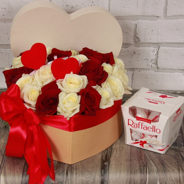 Сердце из Роз и коробка Рафаэлло «Люблю - обожаю» Сердце из Роз и коробка Рафаэлло «Люблю - обожаю»
