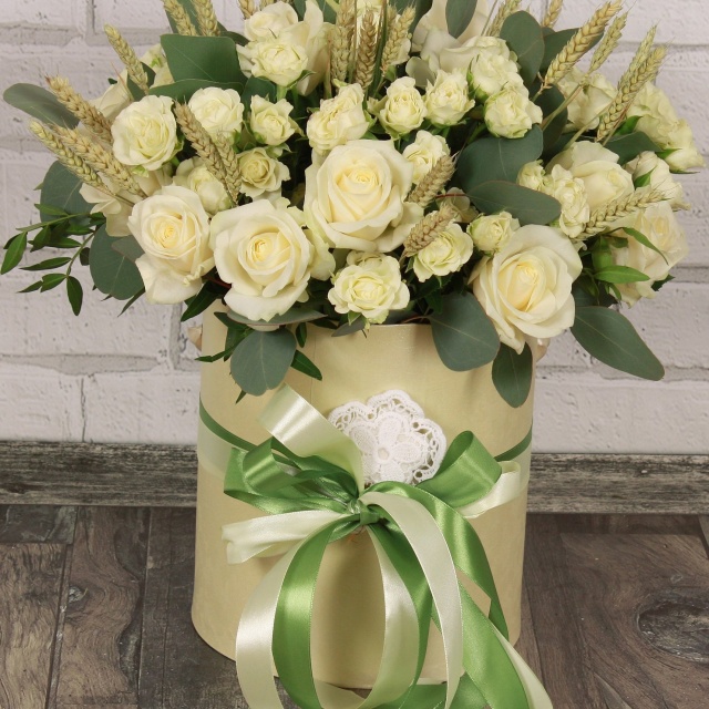 Композиция из Роз в шляпной коробке «Светлый день» Композиция из Роз в шляпной коробке «Светлый день»