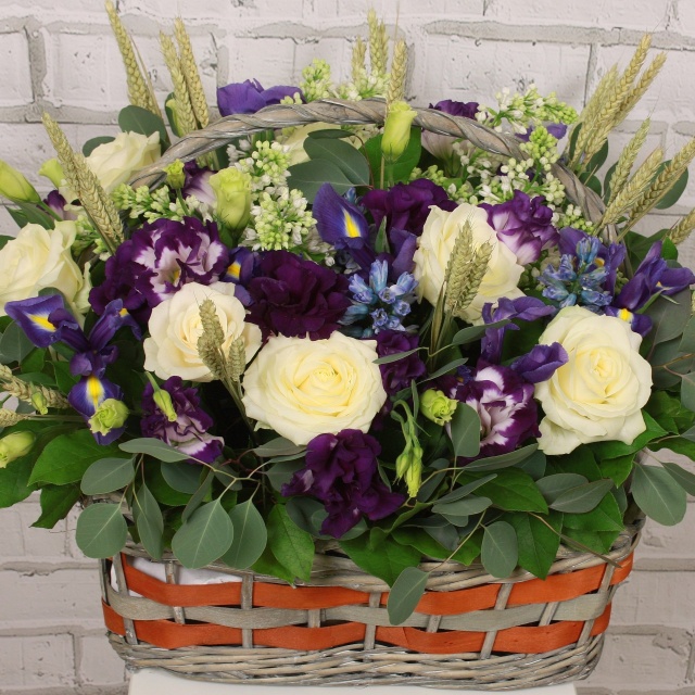 Композиция из Роз, Ириса, Лизиантуса и Сирени в корзине «Загадка лугов» Композиция из Роз, Ириса, Лизиантуса и Сирени в корзине «Загадка лугов»