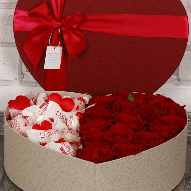 Композиция из Роз и Конфет Рафаэлло в коробке в виде сердца «Сладкое послание» Композиция из Роз и Конфет Рафаэлло в коробке в виде сердца «Сладкое послание»