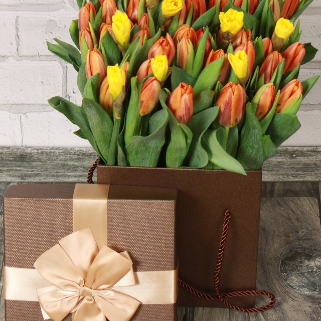 Композиция с Тюльпанами и Нарциссами в коробке «Притяжение чувств» Композиция с Тюльпанами и Нарциссами в коробке «Притяжение чувств»