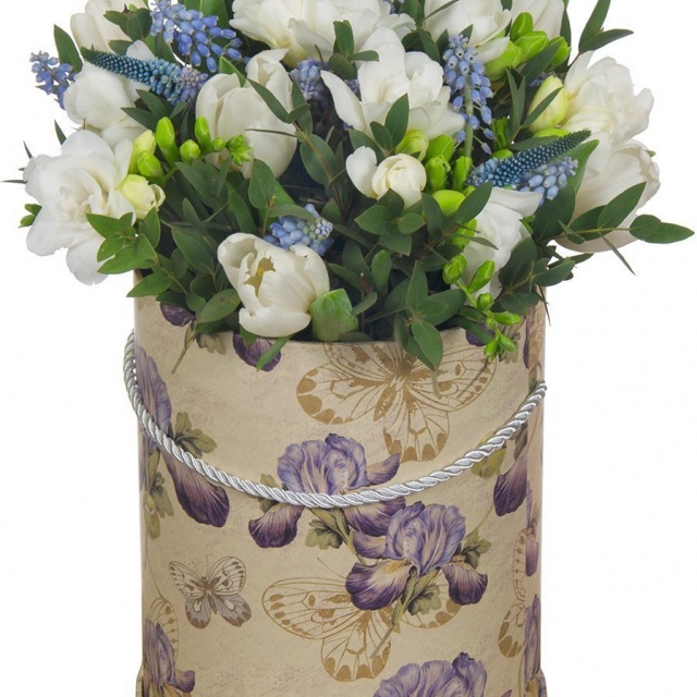 Композиция из Тюльпанов, Фрезий и Мускари в шляпной коробке «Островок лета» Композиция из Тюльпанов, Фрезий и Мускари в шляпной коробке «Островок лета»