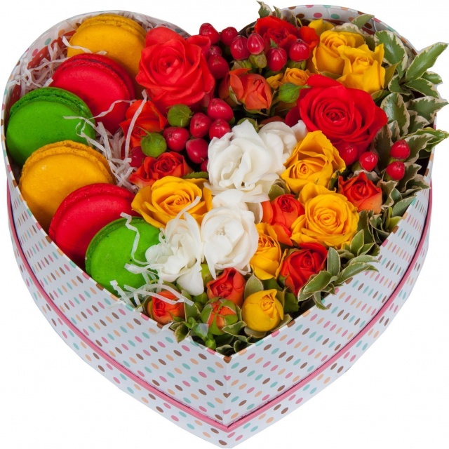 Композиция из Роз и Фрезий с печеньем макарони в коробке в виде сердца «Посылка с секретом» Композиция из Роз и Фрезий с печеньем макарони в коробке в виде сердца «Посылка с секретом»