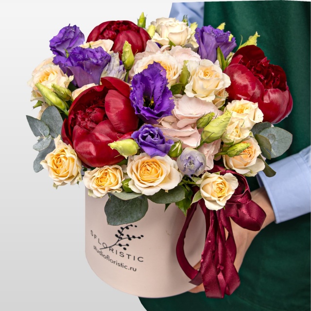 Композиция с Пионами и кустовой Розой в шляпной коробке «Истина в любви» Композиция с Пионами и кустовой Розой в шляпной коробке «Истина в любви»