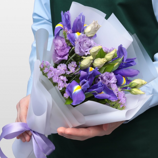Букет из Лизиантуса и Ириса «Альянс» Букет из Лизиантуса и Ириса «Альянс»