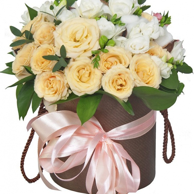 Композиция из кустовых Роз и Фрезий в шляпной коробке «Лето для тебя» Композиция из кустовых Роз и Фрезий в шляпной коробке «Лето для тебя»