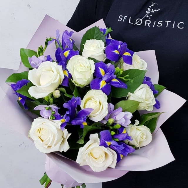 Букет из Роз, Фрезий и Ириса «Бабочка» Букет из Роз, Фрезий и Ириса «Бабочка»