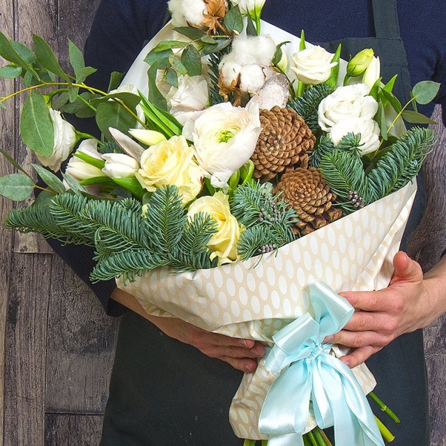 Букет новогодний из Роз, Тюльпанов и Ранункулюсов «Зимние грезы» Букет новогодний из Роз, Тюльпанов и Ранункулюсов «Зимние грезы»