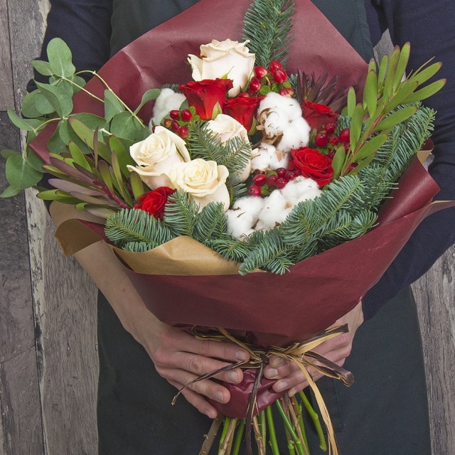 Букет новогодний из Роз, Гиперикума и Леукадендрона «Воплощение мечты» Букет новогодний из Роз, Гиперикума и Леукадендрона «Воплощение мечты»