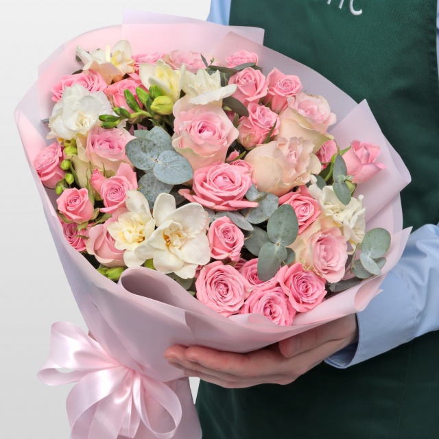 Букет из Роз и Фрезий «Бусинка» Букет из Роз и Фрезий «Бусинка»